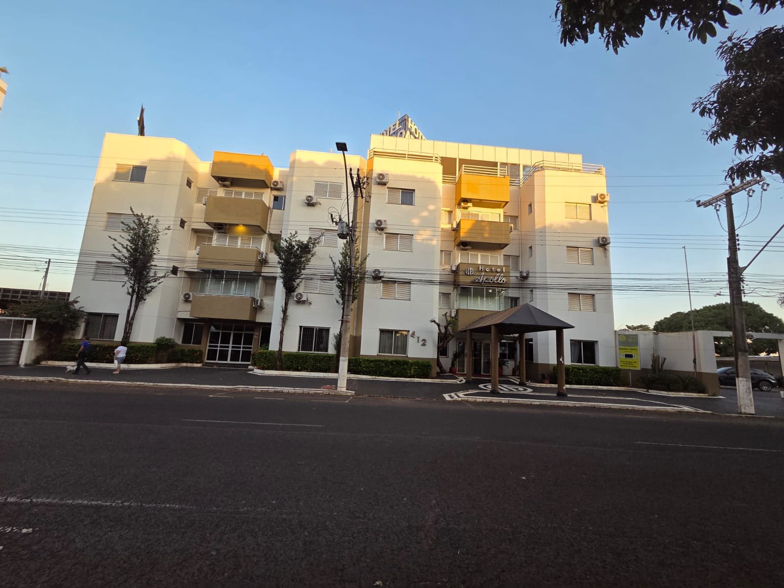 Prédio do Hotel Apollo no centro de Uberlândia, visto da avenida