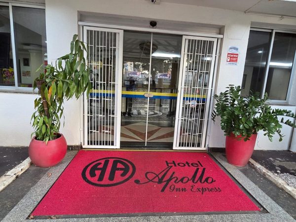 Porta de entrada do Hotel Apollo, com o tapete da marca