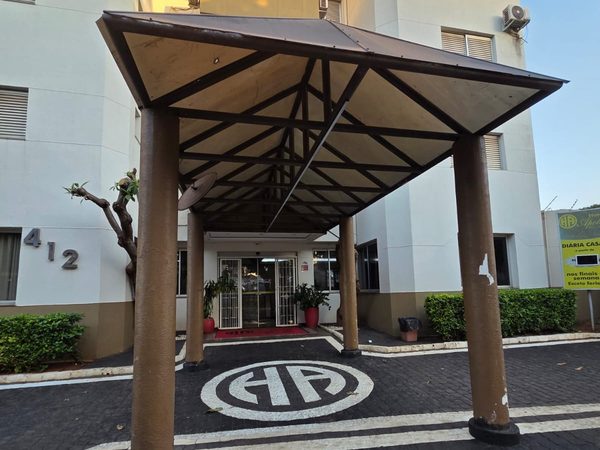 Área coberta de chegada do Hotel Apollo, na entrada do prédio