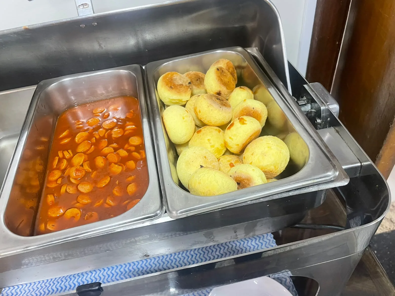 Réchauds quentes do café da manhã, com salsicha e pão de queijo