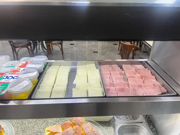 Queijo e presunto fatiados no buffet do café da manhã