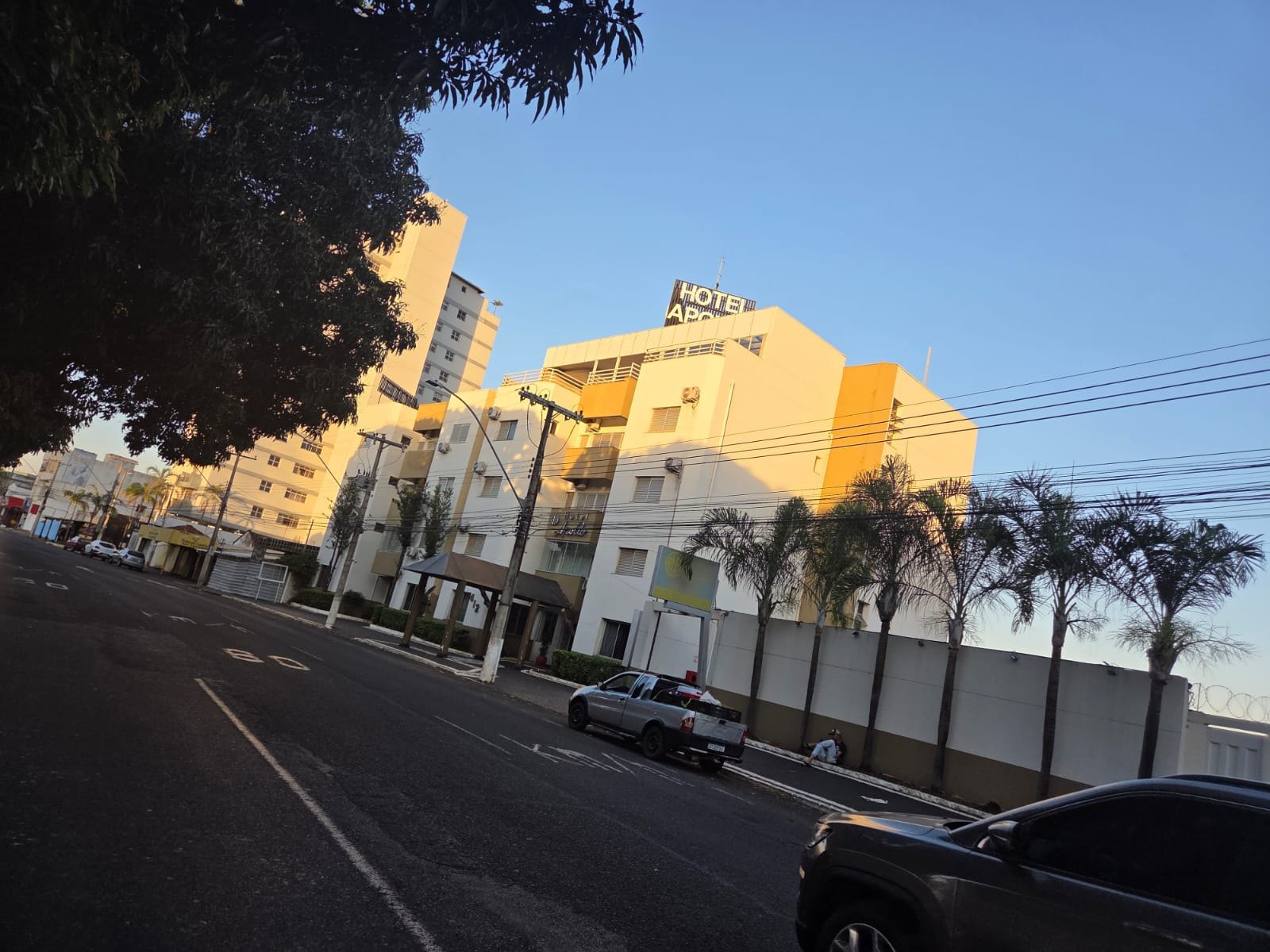 Prédio do Hotel Apollo no centro de Uberlândia, visto da avenida