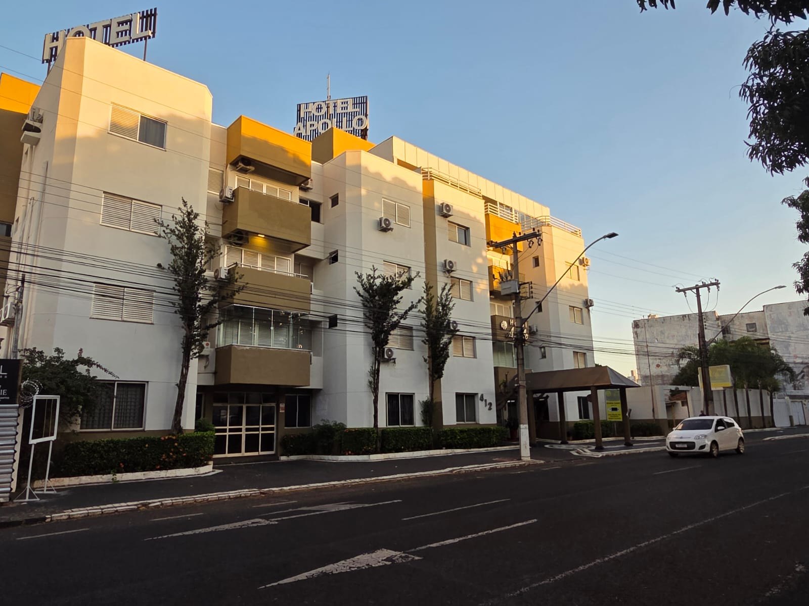 Fachada do Hotel Apollo, com o letreiro sobre a entrada