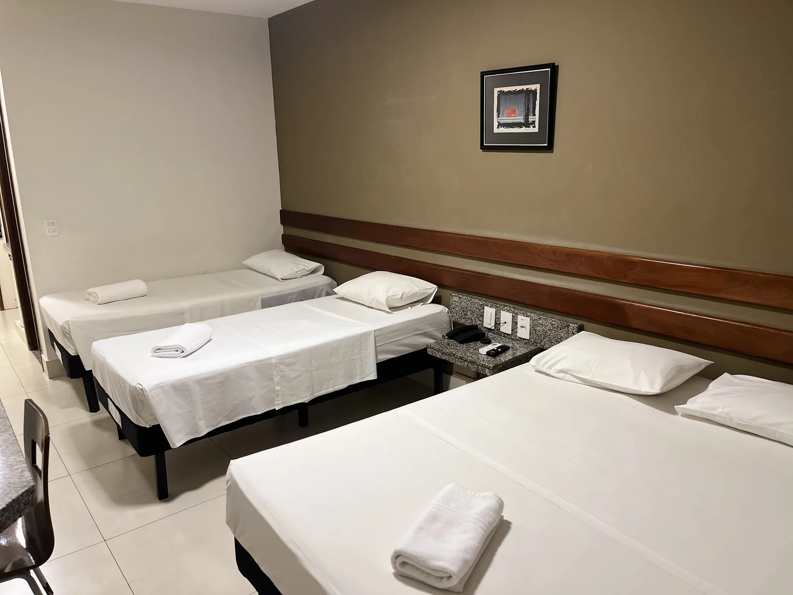 Apartamento quádruplo visto de outro ângulo, com as três camas