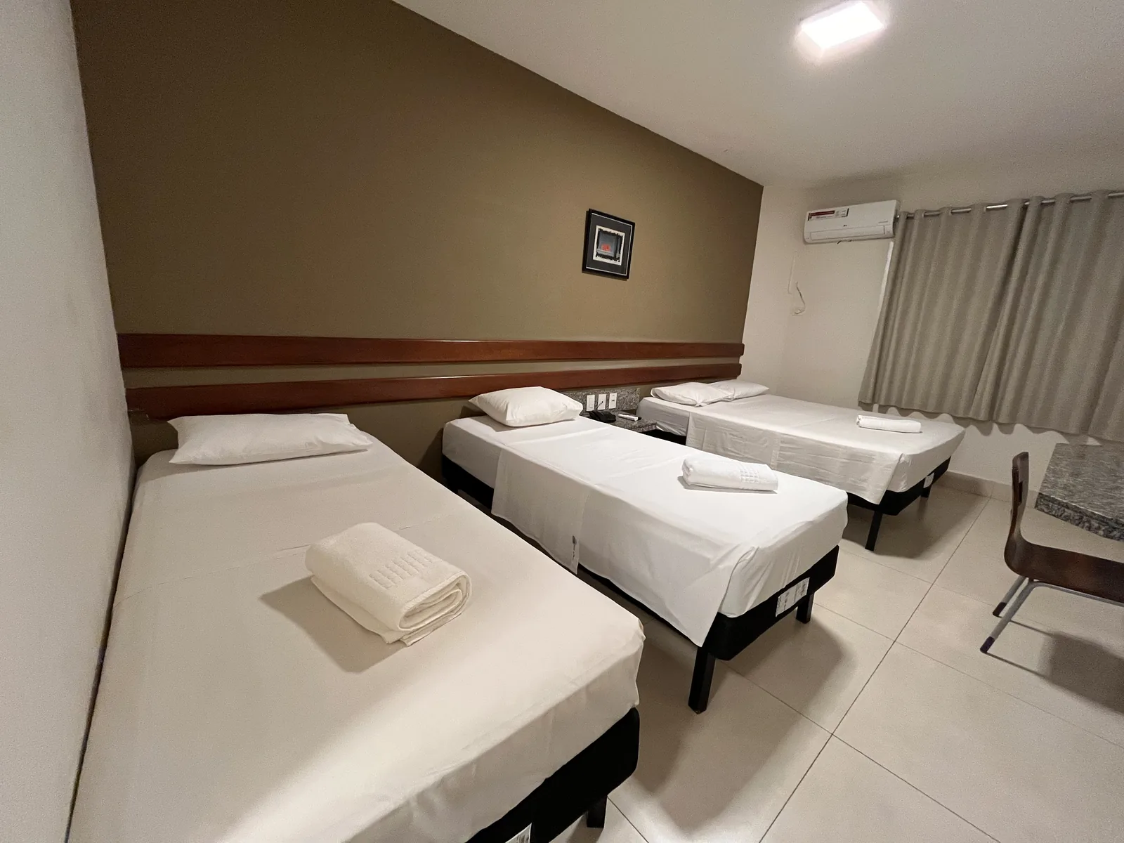 Apartamento quádruplo do Hotel Apollo, com cama de casal e duas de solteiro