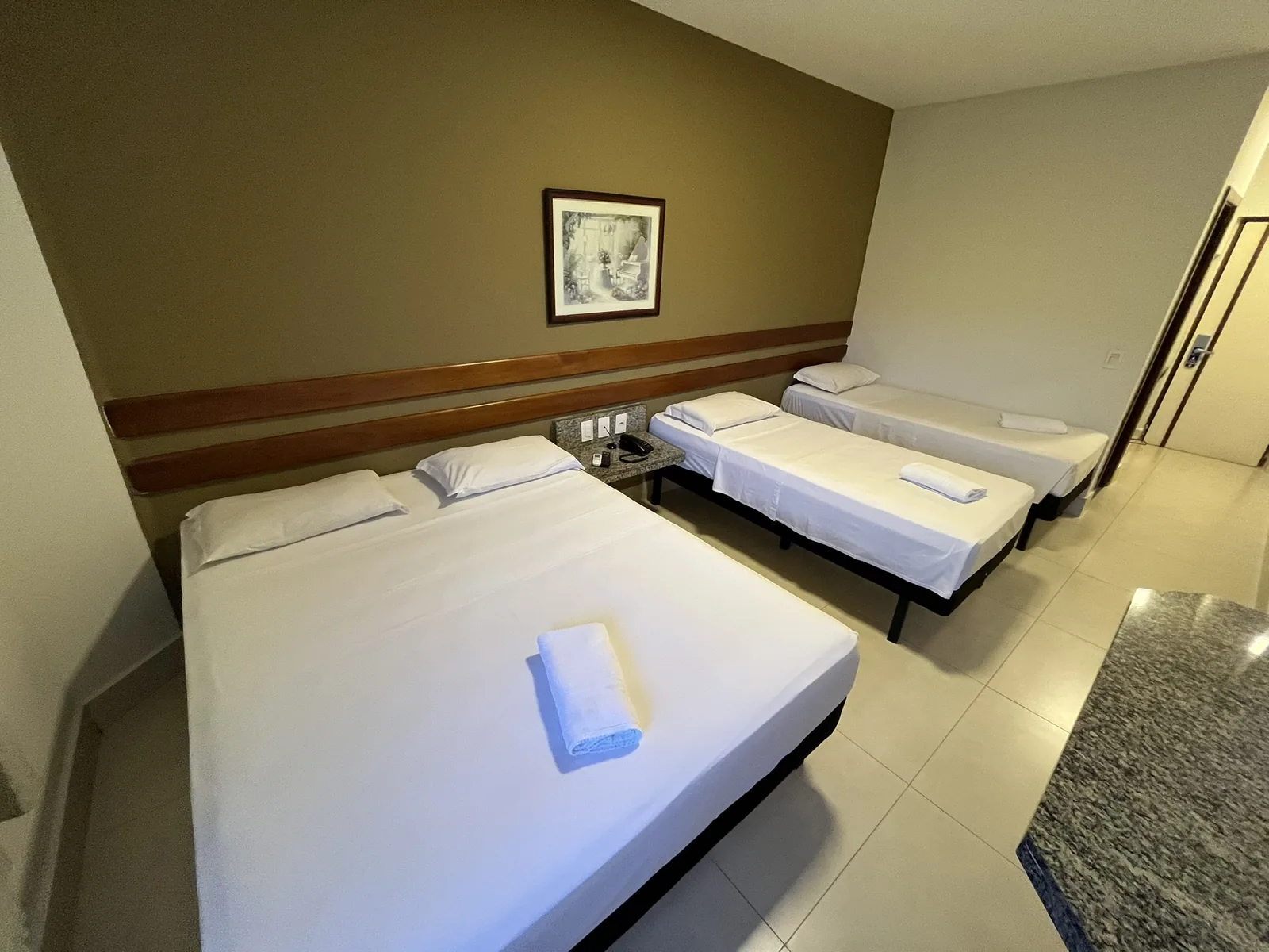 Apartamento triplo do Hotel Apollo, com cama de casal e duas de solteiro