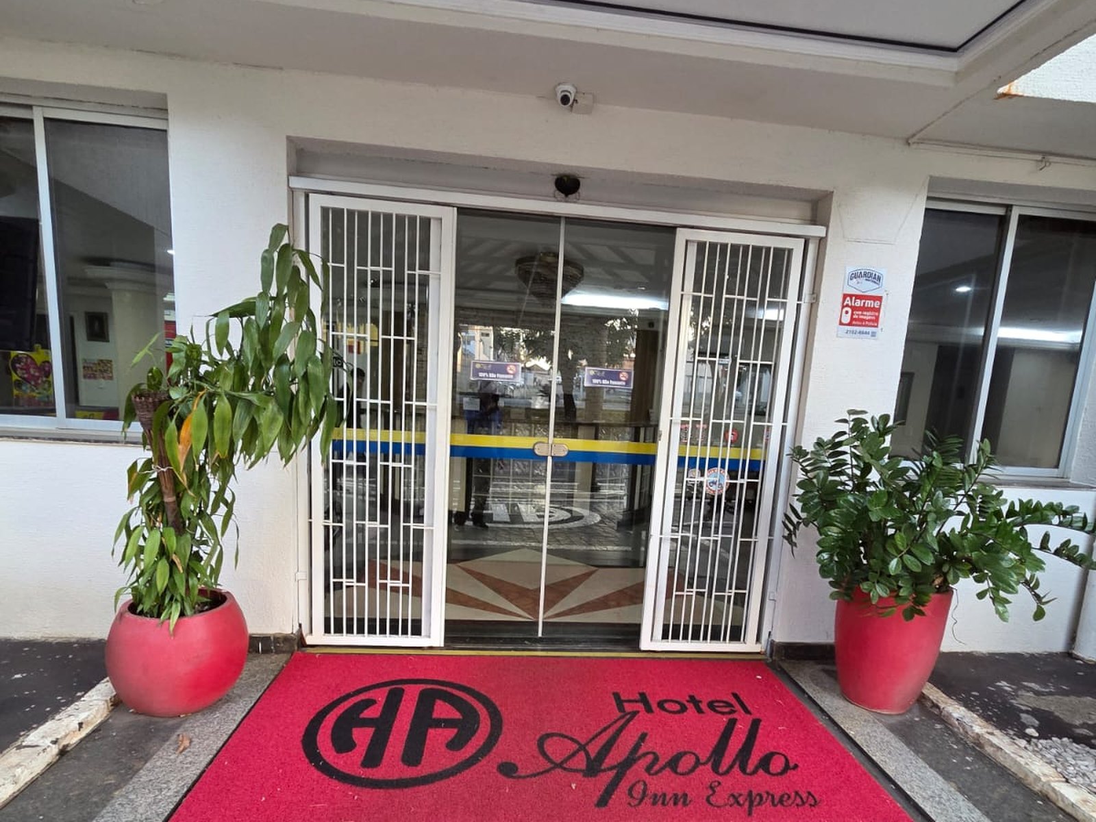 Entrada do Hotel Apollo, com o tapete da marca na porta