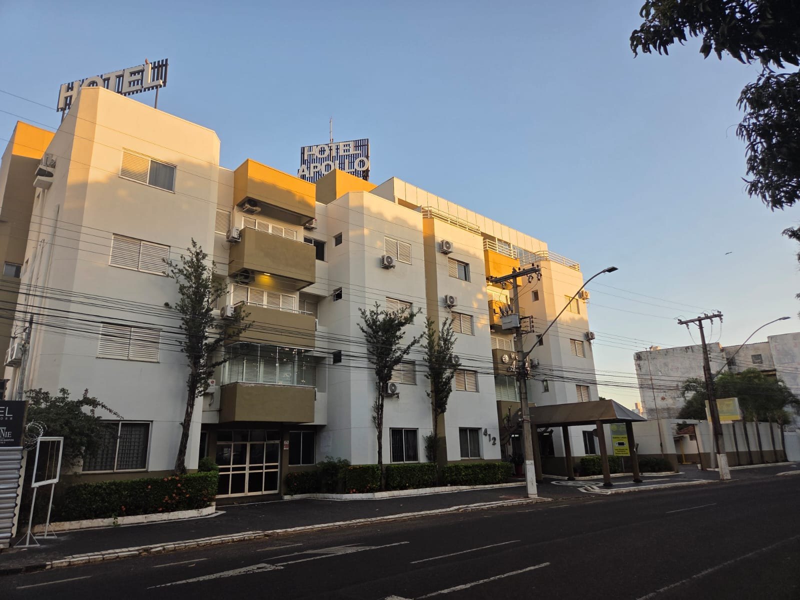 Prédio do Hotel Apollo visto da avenida